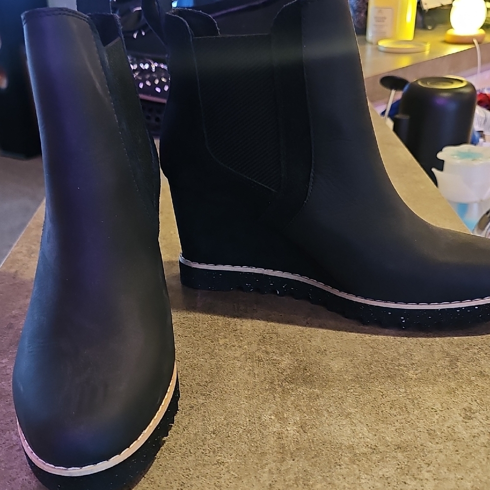 Toms Stylish Black Ankle Boots Womens Size 9.5